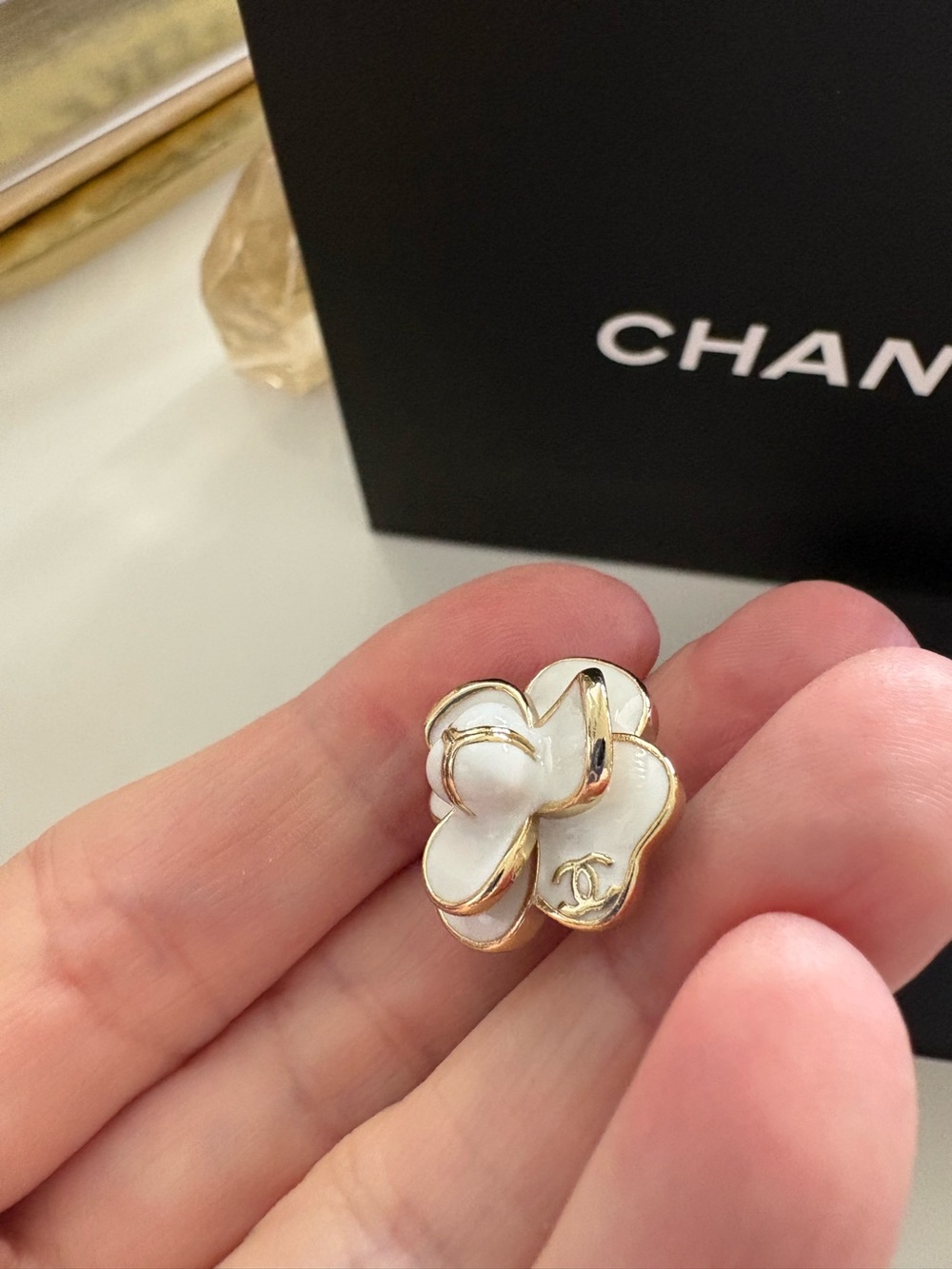 CHANEL White Camellia Flower Earrings with the box&bag. 20mm - Picture 10 of 13